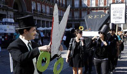 Las tijeras del recorte y el <i>cadáver</i> de la educación, en un féretro, en la plaza Mayor de Madrid.