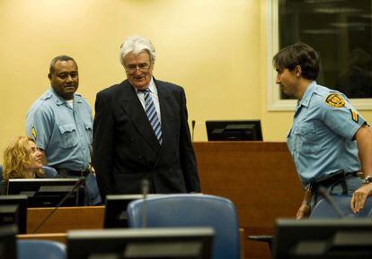 Karadzic sonríe en el TPIY el día de la reanudación de su proceso.
