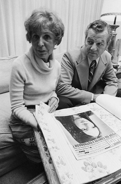 Joseph y Julia Quinlan muestran la portada que la revista Paris Match dedicó al caso de su hija durante una entrevista en su casa en 1977.