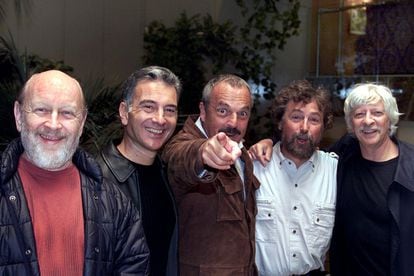 Daniel Rabinovich junto a los componentes de Les Luthiers en Barcelona, en 2004.