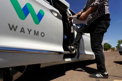 Minivan de Waymo (Alphabet) en la localidad de Mesa, en Arizona, el 16 de junio.