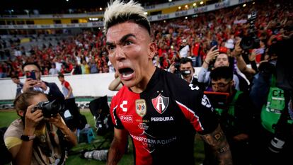 Luis Reyes, de Atlas, celebra con furia el gol en la final de ida frente a Pachuca.