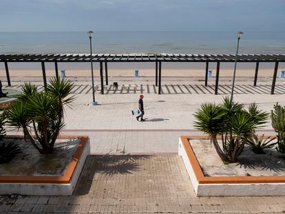 Un encargado de mantenimiento en el paseo marítimo de Matalascañas, Huelva.