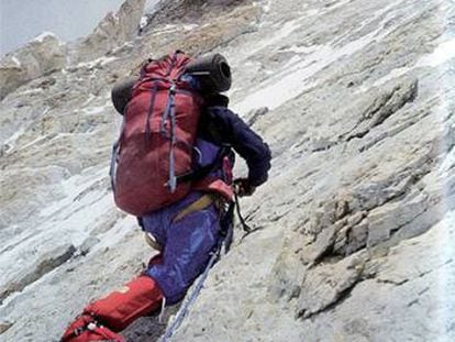 Voytek Kurtyka, ascendiendo la cara oeste del Gasherbrum IV.