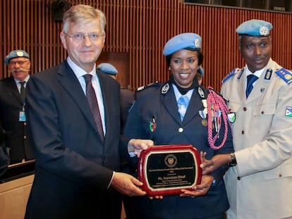 La senegalesa Seynabou Diouf recibe el premio como Mujer Policía de la ONU 2019.