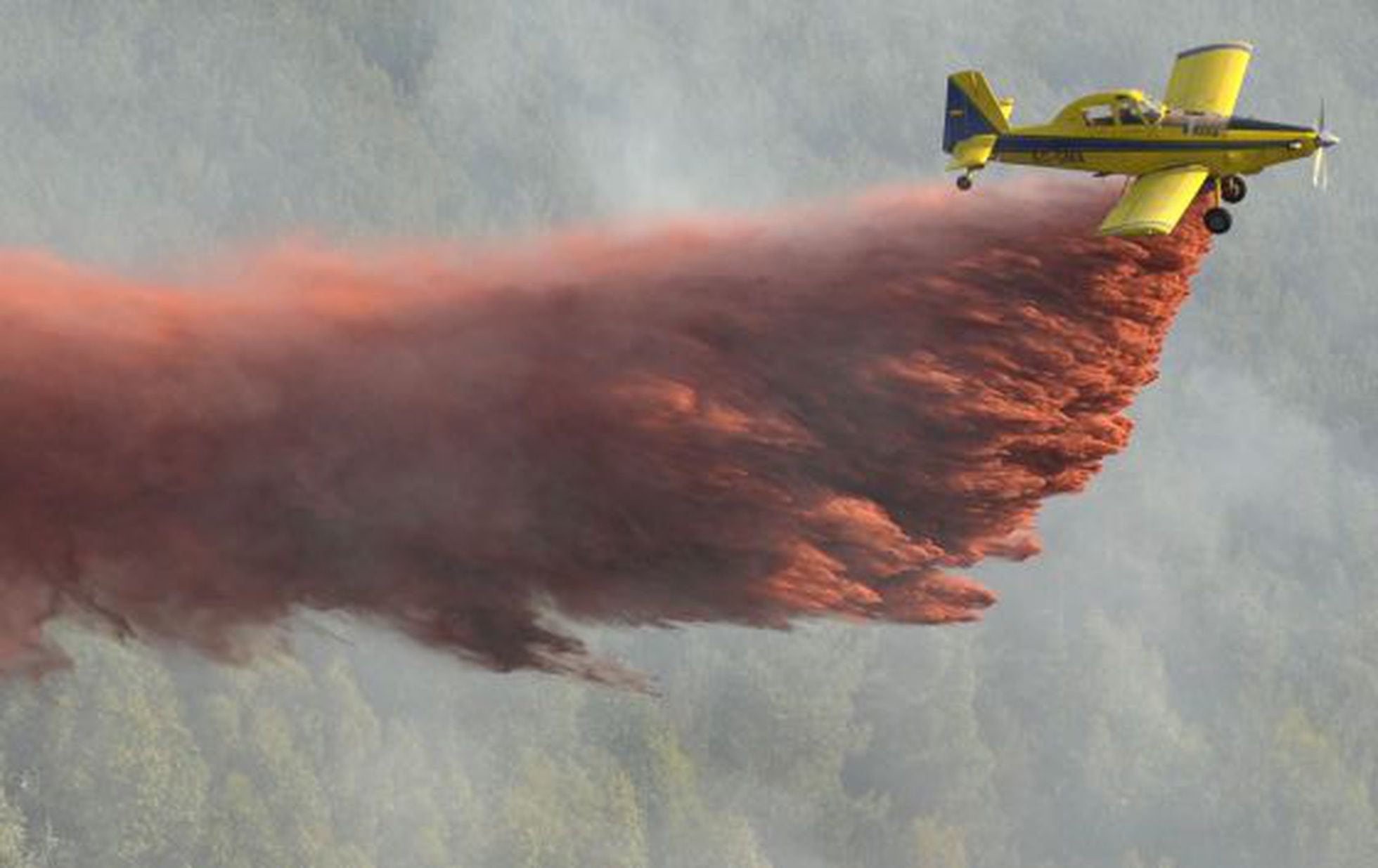 La Xunta insiste con los retardantes del fuego pese a los avisos