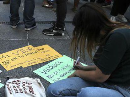 En los últimos días arreciaron los ataques y burlas de compañeros hacia la empleada de Iveco víctima de la difusión de vídeos sexuales. Bajo presión, se suicidó. Esta es la historia