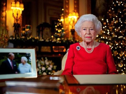 La reina Isabel II, durante su tradicional discurso de Navidad, en el castillo de Windsor.