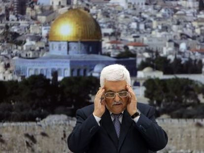 Abbas reza por los muertos en Gaza, el martes en Ramala.