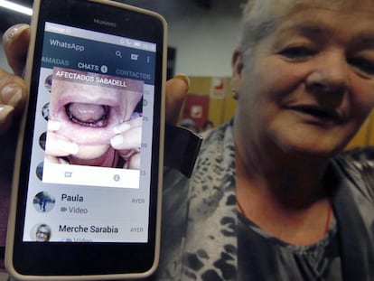 Josefa García mostra una fotografia de la seva boca sense dents després del tancament de Funnydent.