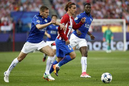 El delantero francés del Atlético de Madrid, Antoine Griezmann (c) entre los centrocampistas del Leicester Marc Albrighton (i) y el nigerino Wilfred Ndidi.