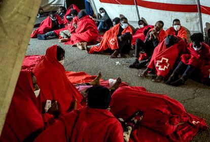 Migrantes desembarcados en Arguineguín (Gran Canaria) el 25 de octubre.