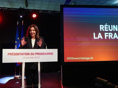 La alcaldesa de París y candidata presidencial del Partido Socialista Francés, Anne Hidalgo, pronuncia un discurso ante una pantalla en la que se lee "Reunir a Francia", mientras presenta su proyecto presidencial a los medios de comunicación en París, el pasado 13 de enero,