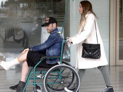 El expiloto Fonsi Nieto abandonando el hospital el pasado 17 de enero tras su novena intervención. 