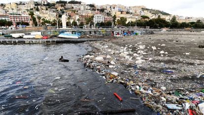 Residuos plásticos en la bahía de Nápoles, Italia, tras una tormenta noviembre en 2019.