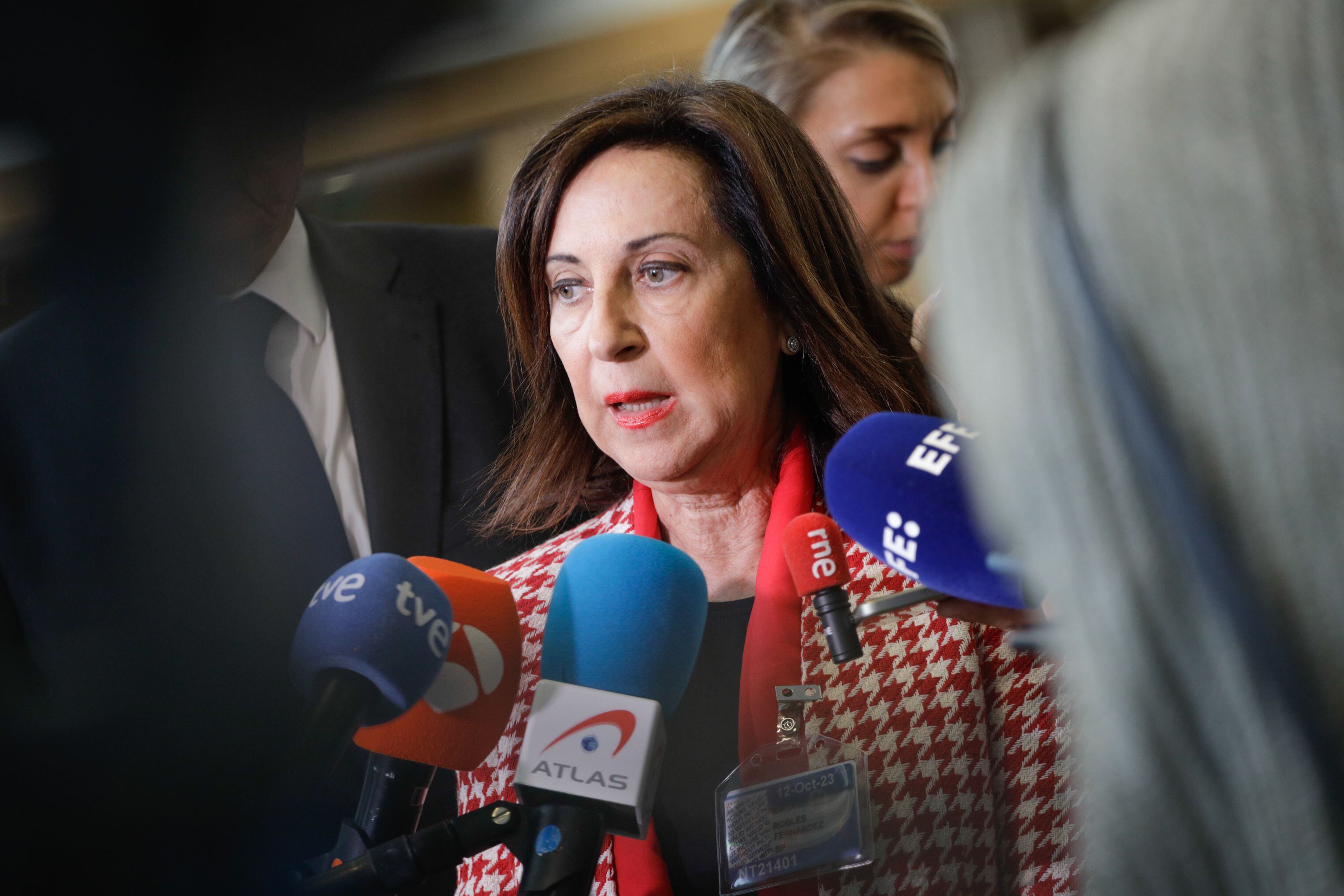 BRUSELAS (BÉLGICA), 11/10/2023.- La ministra española de Defensa en funciones, Margarita Robles, ofrece declaraciones este miércoles, en el marco de la Reunión de ministros de Defensa de la OTAN, en Bruselas (Bélgica). EFE/ Pablo Garrigos
