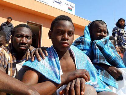 Algunos de los migrantes rescatados este jueves a largo de la coste libia.