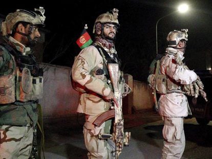 Militares afganas cerca de la embajada.
