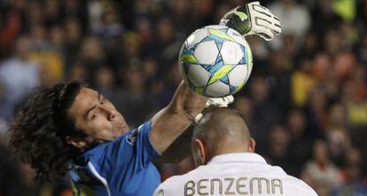  Chiotis despeja el bal&oacute;n ante Benzema 