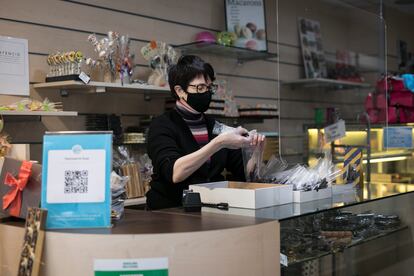  En la imagen Mayte Gual dueña de la pasteleria Gual de la Calle Mallorca 529 que utiliza un sistema de reservas y encargos por Whats app y anuncia sus creaciones en Instagram. 