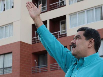 Maduro saluda durante un acto este miércoles en Caracas.