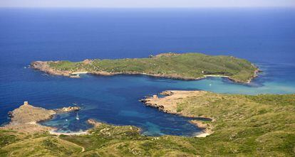 La isla d’en Colom (Menorca), con la cala Sa Torreta en primer plano.