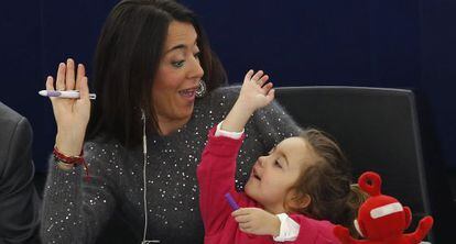 La eurodiputada italiana Licia Ronzulli, con su hija, durante la votación de hoy.
