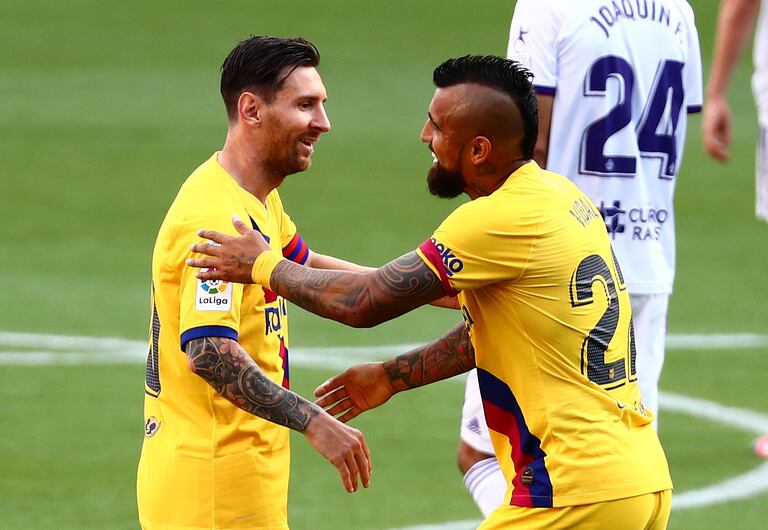 Arturo Vidal celebra su gol con Messi.