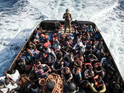 Operaci&oacute;n de rescate en aguas libias de una embarcaci&oacute;n con 147 personas que intentaban llegar a Europa. 