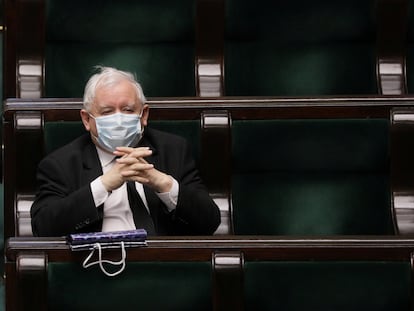 El líder del PiS, Jaroslaw Kaczynski, con mascarilla durante el pleno de este jueves en el Congreso, en Varsovia.