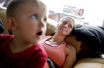 Jessica Greene, de 37 años, descansa con su hijo de 2 años, Woods, en una cafetería de East Atlanta (Georgia). Greene, que votó por Clinton, contrarrestó lo que los partidarios de Donald Trump ven desde algo refrescante a "egomaníacas cuestiones de control" la dejan "recelosa" y "en un lugar muy oscuro".