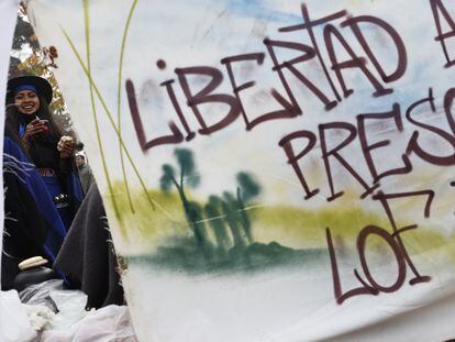 Miembros de la comunidad mapuche piden en la entrada de una cárcel en Temuco, sur de Chile,  por la libertad de presos, el 18 de mayo de 2022.