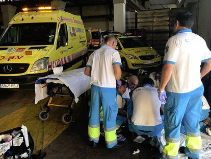 Sanitarios del Summa atienden a un accidentado laboral en Madrid, en una imagen de archivo.