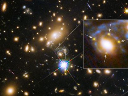Grupo de galaxias MACS J1149+2223, a 5.000 millones de años luz de distancia de la Tierra, con la supernova del fondo multiplicada por cuatro por el efecto de lente gravitacional, fotografiada por el `Hubble´.
