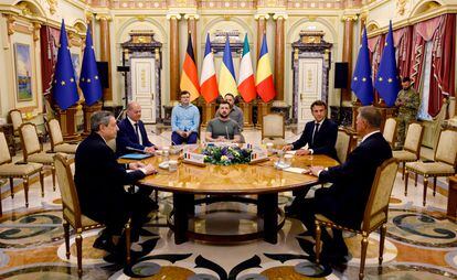 El primer ministro italiano, Mario Draghi; el canciller alemán, Olaf Scholz; el presidente de Francia, Emmanuel Macron; y el de Rumania, Klaus Iohannis, se reúnen con el presidente de Ucrania, Volodimir Zelenski, en Kiev, el pasado16 de junio.