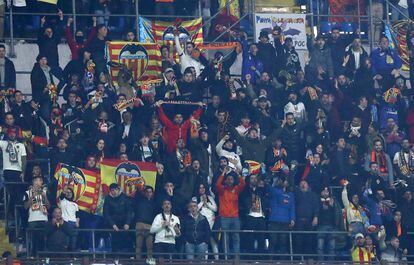 Aficionados valencianistas, durante el partido Atalanta-Valencia, jugado el 19 de febrero en Milán.