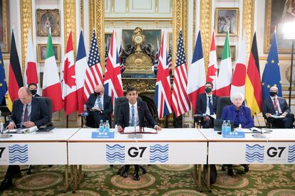 El ministro de Economía del Reino Unido, Rishi Sunak, se dirige este viernes al resto de representantes del G-7 en la los salones de Lancaster House, en Londres, este viernes.