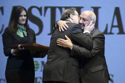 El presidente de la Junta de Castilla y León, Juan Vicente Herrera (i), saluda al bodeguero Manuel Fariña antes de entregarle el Premio La Posada de Castilla y León, por su trayectoria profesional, en un acto celebrado hoy en Valladolid.