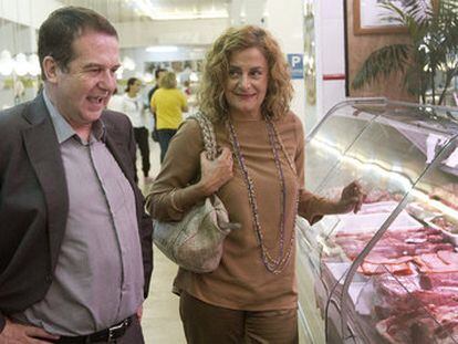 Abel Caballero y Carmela Silva charlan en una carnicería, antes de presentar un concurso de tapas en Vigo.