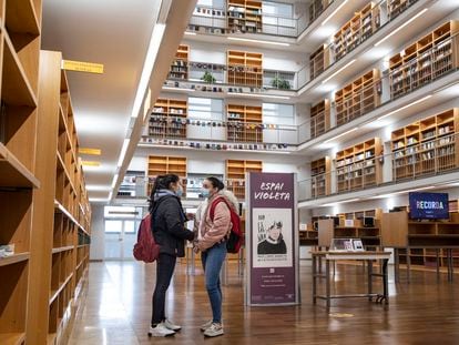 Tres estudiantes en una biblioteca de la Universidad de Valencia, el pasado noviembre.