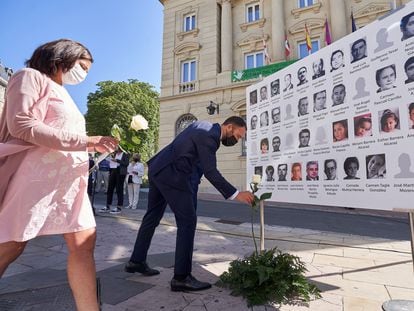 La consejera de Igualdad, Justicia y Políticas Sociales del Gobierno vasco, Beatriz Artolazabal, y el delegado del Gobierno en Euskadi, Denis Itxaso, durante homenaje a las 39 víctimas de Henri Parot.
