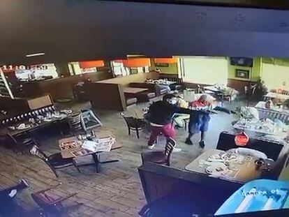 Sicarios irrumpen en un restaurante en Ciudad Juárez y asesinan al menos a cuatro personas.
