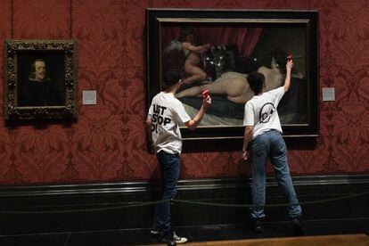 Dos activistas de Just Stop Oil rompen a martillazos el vidrio que protege la obra 'La venus del espejo', de Velázquez, en la National Gallery. 