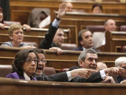 La bancada del PSOE con Rosa Aguilar, Ximo Puig, Julio Villarrubia y Jos&eacute; Mar&iacute;a Barreda, durante la votaci&oacute;n de los decretos.