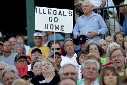 Ciudadanos de Arizona se manifiestan el sábado a favor de la ley contra los inmigrantes<i> sin papeles</i>.