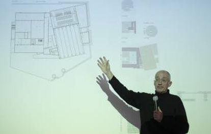 El arquitecto Fernando Visedo, este lunes en la Cartuja, explica su proyecto de ampliación del CAAC.