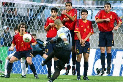 Chilavert lanza una falta durante el partido contra España perteneciente a la fase de grupos del Mundial 2002