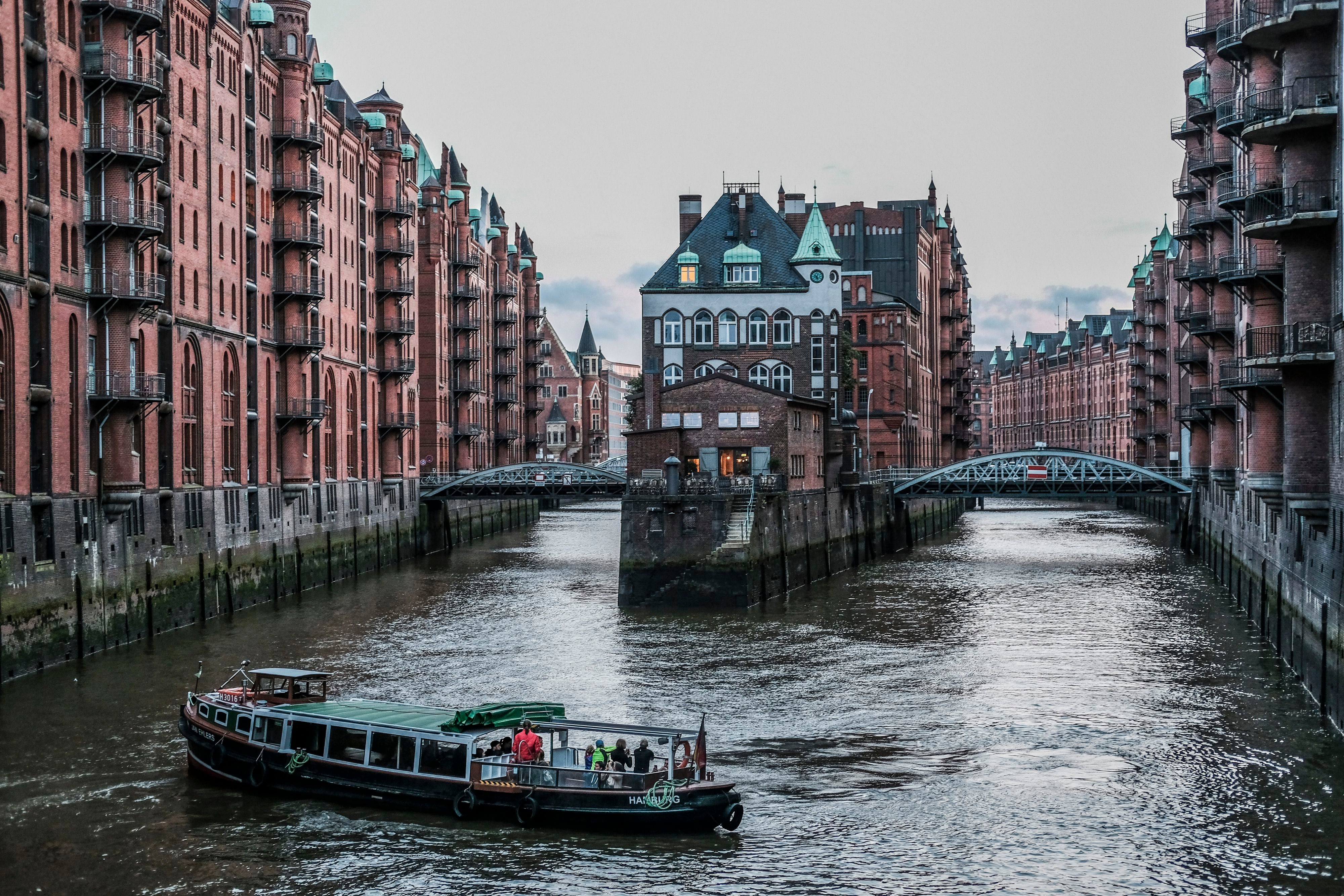 Ocho razones para visitar Hamburgo, desde pasear a orillas de un lago hasta tomarse una cerveza en un mercado del siglo XVIII