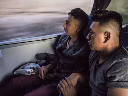 Josué y Bayron, a bordo del autobús que los lleva a Monterrey.
