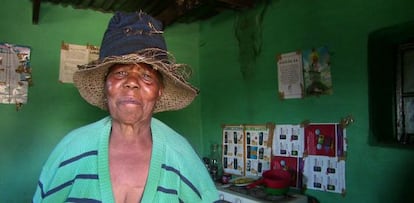 Una mujer nos despide desde su cocina, cuidada y limpia. Los basutos tienen un gusto por la higiene admirable, mucho más que el resto del África rural.